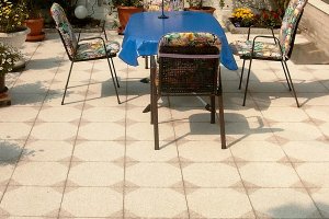 Terrasse mit Betonwerkstein beige