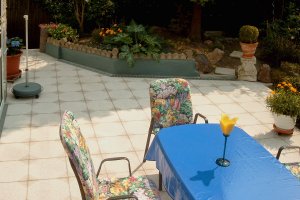 Terrasse mit Betonwerkstein und Drainagerinne