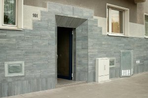 Hauseingang mit Feinsteinzeugplatten