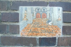 Keramikschild eingelassen in Hauswand