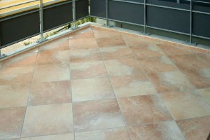 Balkon Diagonal mit Feinsteinzeugplatten