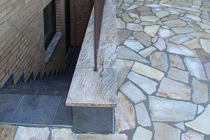 Mauerabdeckung aus Juparana Colombo