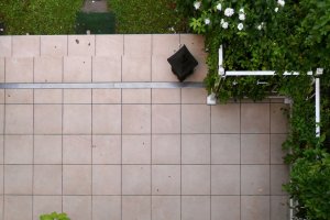 Terrasse mit Entwässerungsrinne vor den Treppenstufen