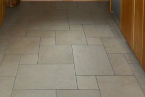 Küche mit Feinsteinzeugfliesen in Sandsteinoptik im Mischverband ausgeführt