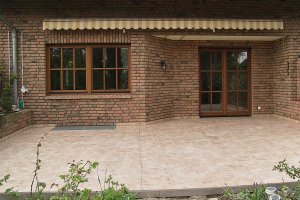 Terrasse mit Feinsteinzeugfliesen