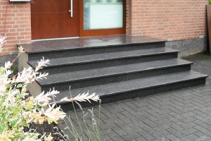Haustreppeneingang in Granit Nero Impala