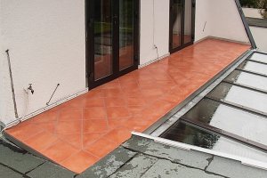 Balkon mit Fliesen in Cottooptik