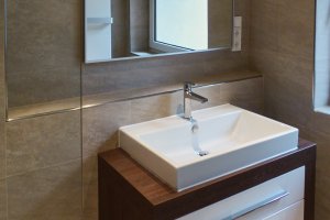 Sandsteinoptik mit Waschtisch