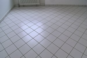 Küchenboden mit 20 x 20 cm Steinzeugfliesen, weiß diagonal gelegt