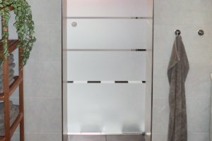 Bad Feinsteinzeug mit Glastür