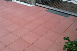 Terrasse mit Betonwerkstein in cottorot