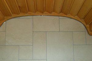 Bodenanschluss in Feinsteinzeug Mischverband an Holzverkleidung