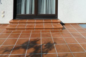 Terrasse mit Florentinerstufenplatten