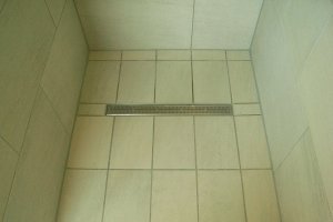 bodengeflieste Duschbereiche in Feinsteinzeug