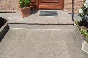 Hausweg mit Porphyrplatten