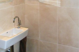 WC-Raum in braun beige