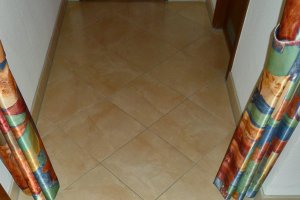 Feinsteinzeug 50 x  50 cm diagonal gelegt mit Dehnungsfuge