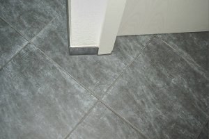 perfekt ausgearbeitete Bodenfliese an Aussenecke