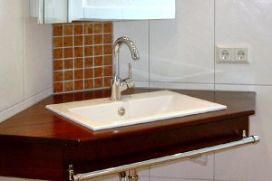 Eckwaschtisch in mit Holzablage