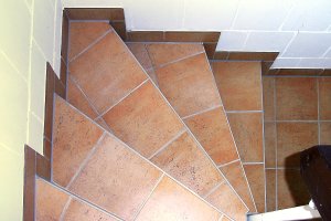 Kellertreppe gewendelt mit Feinsteinzeug 30 x 30 cm