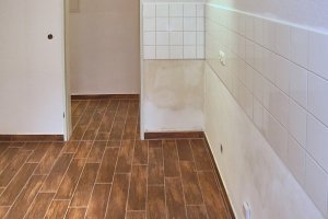 Küchenboden mit Feinsteinzeugfliesen in Holzoptik Eiche