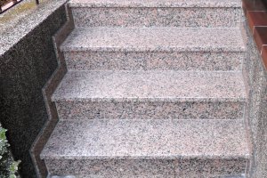 Eingangstreppe in Rosa Porrino