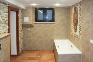 Bad mit  Feinsteinzeug, Cotto, Quarzit und Mosaikbild