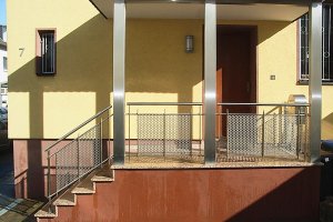 Natursteintreppe mit Edelstahl Geländer und Stützen