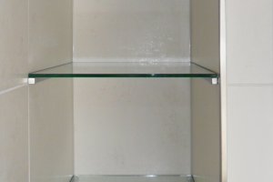 Nische mit Glasplattenablagen auf Edelstahlschienen