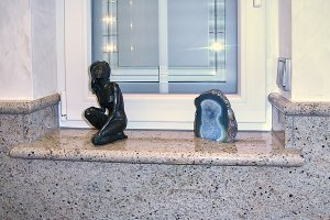 Granit-Fensterbank mit rundgeschliffenen und polierten Kanten