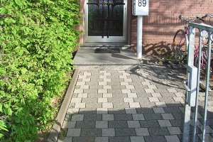 Weg mit Betonpflastersteinen