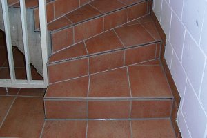 Antritt einer gewendelten Treppe mit Feinsteinzeug