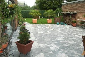 Betonwerksteinplatten grau marmoriert auf Terrasse