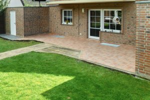 Ströher Bodenplatten in Kombination mit Natursteinpflaster und Holzdielenweg