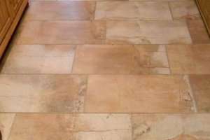 Diele Bodenfliesen in losem Verband gelegt