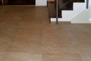 Diele mit 60 x  60 cm Feinsteinzeug