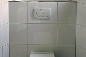 Hänge-WC-Block diagonal in Raumecke