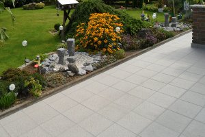 Moderne, schlichte Feinsteinzeug-Terrasse in Bruchstein-grau