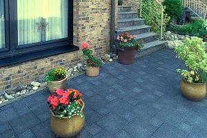 Hauseingang mit Betonpflastersteinen