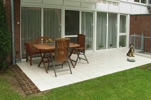 Terrasse mit Feinsteinzeug und Porphyr