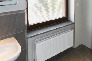 Fensterbank aus 3cm Basaltina, mittelgraues, poröses Vulkangestein