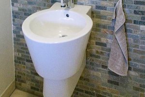 Handwaschbecken an Quarzitwand im WC Raum