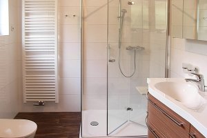 Duschbad mit weissen Wandfliesen 30 x 60cm und Feinsteinzeugfliesen in Eiche rustikaloptik