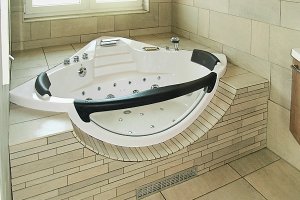 Formwanne mit Feinsteinzeugfliesen und Mosaik in Sandsteinoptik