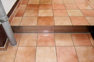 Extrudierte Steinzeugplatten mit Abdeckwinkel aus Edelstahl