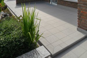 Winkelplatten am Terrassenabschluß