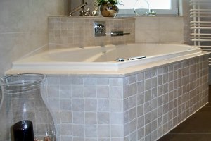 Wanne mit Botticino Semiclassico und Mosaik Boden Feinsteinzeug 45 x 90 cm