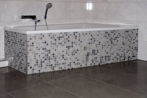 Bad Boden  Feinsteinzeug in 45 x 90 cm mit Wannenschürze aus Mosaik