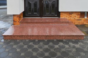 Hauseingang mit Granit Rosso- Balmoral