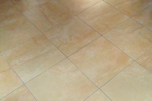 Feinsteinzeugplatten diagonal verlegt